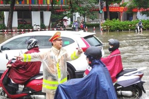 Hà Nội: Lực lượng Công an căng mình phân luồng giao thông trong mưa ngập