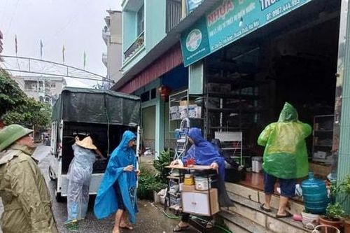 Xã Yên Xuân di chuyển người dân khu vực sạt lở đến nơi tránh trú an toàn