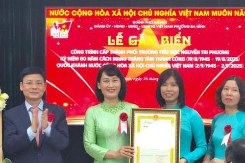 Phường Ba Đình gắn biển công trình Trường Tiểu học Nguyễn Tri Phương