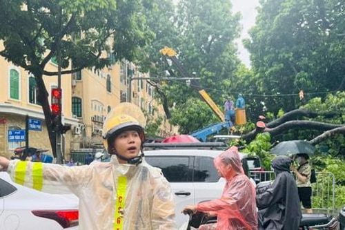 Công an thành phố Hà Nội cảnh báo các tuyến đường ùn tắc, ngập lụt