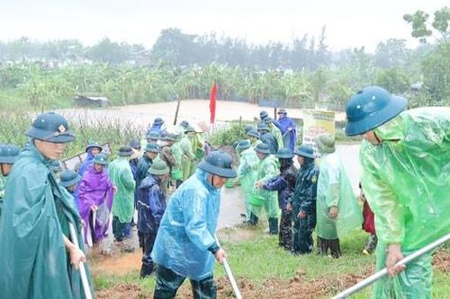 Gần 200 người của xã Bất Bạt diễn tập xử lý sự cố đê hữu Đà