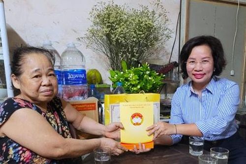 Đồng chí Bùi Huyền Mai tặng quà các cá nhân tiêu biểu ở phường Ba Đình