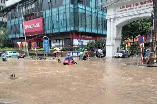 Hà Nội mưa cả đêm, khắp nơi ngập sâu, giao thông tắc cứng
