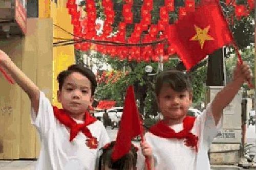 Con gái Đỗ Mỹ Linh và cặp song sinh nhà anh chồng diện áo cờ đỏ sao vàng, fan trầm trồ 'đáng yêu hết cỡ'