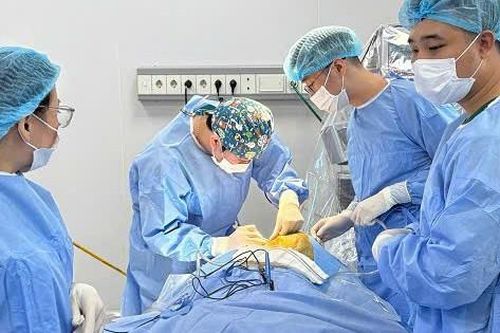 Đau đầu triền miên, bệnh nhi 13 tuổi được cứu nhờ ca mổ lần đầu thực hiện tại Bệnh viện Nhi Thái Bình