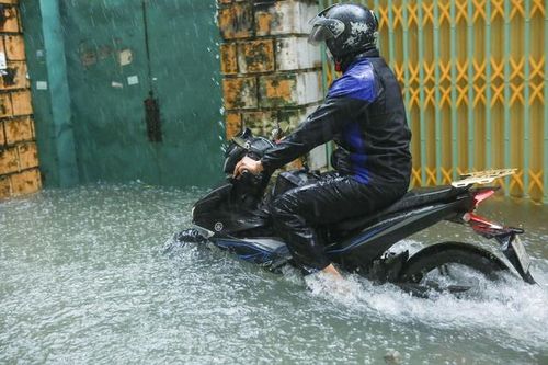 Mưa từ đêm tới sáng, người dân phải nghỉ làm, dọn dẹp nhà cửa vì ngập lụt