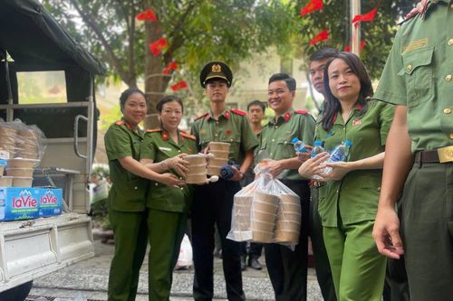 Nữ chiến sỹ Công an phường Phú Thượng tham gia bảo đảm ANTT sự kiện A80