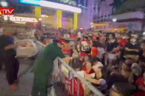Công an, Quân đội, tình nguyện viên phát nước miễn phí phục vụ người dân xem sơ duyệt diễu binh