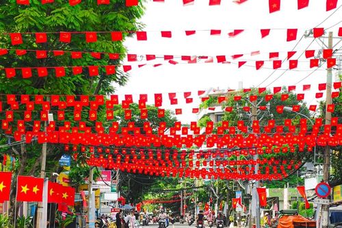 TP Hồ Chí Minh: Rộn ràng sắc đỏ hướng về Đại lễ