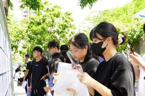 Điểm chuẩn hạ bằng điểm sàn, nhiều trường vẫn tuyển bổ sung