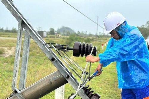 'Căng mình' khắc phục điện lưới ở tâm bão Hà Tĩnh