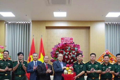 Tổng Lãnh sự quán Lào tại Đà Nẵng chúc mừng Bộ Chỉ huy quân sự thành phố