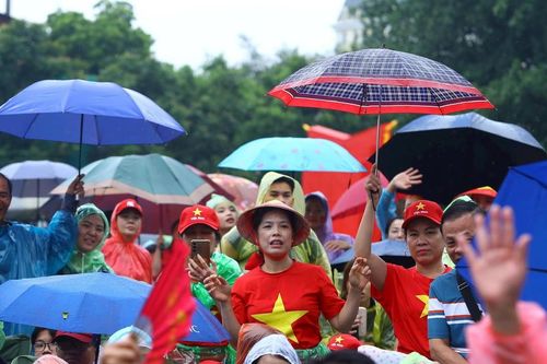 Người dân 'đội mưa' từ đêm, xếp chỗ xem lễ Sơ duyệt A80