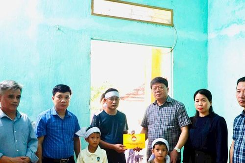 Tuyên Quang: Lãnh đạo Mặt trận Tổ quốc tỉnh trao hỗ trợ gia đình có người thân bị lũ cuốn trôi
