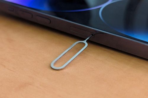 Đã đến lúc iPhone 17 bỏ hẳn khay SIM