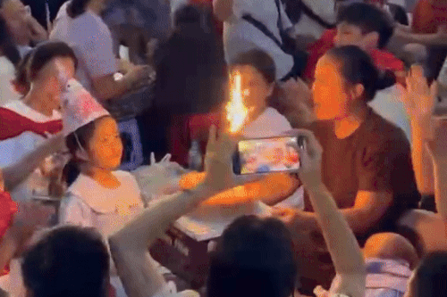 Hàng chục người lạ hát mừng sinh nhật bé gái trong lúc chờ diễu binh