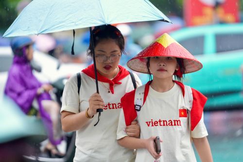 Lặn lội từ TP.HCM, đội mưa trước 15 tiếng chờ xem sơ duyệt diễu binh