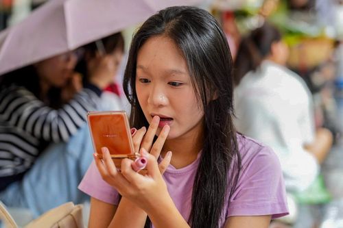 'Khối đánh nền' tất bật dặm phấn đợi xem diễu binh