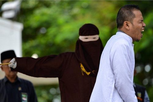 Hai nam thanh niên Indonesia bị phạt roi công khai vì ôm hôn