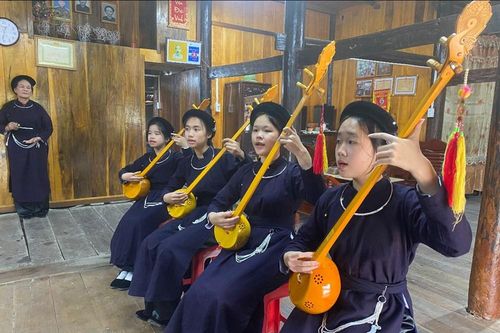 Phát huy giá trị dân ca, dân vũ gắn với phát triển du lịch