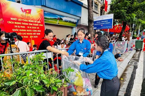 Những người thầm lặng tại Lễ sơ duyệt