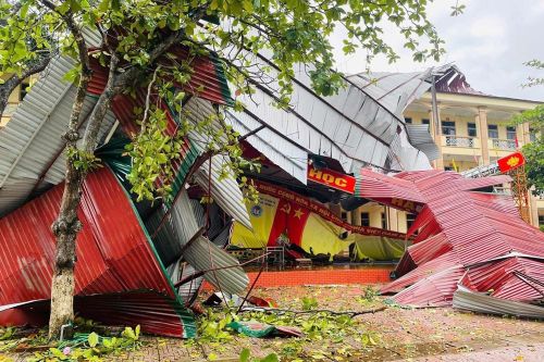 Đón học sinh tựu trường, nhiều trường học 'căng mình' khắc phục sau bão số 5