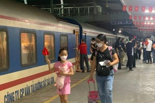Trong 3 ngày sự kiện A80, tàu Thống Nhất đón, trả khách tại ga Giáp Bát