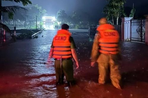 Công an Thanh Hóa trắng đêm cùng nhân dân chống bão