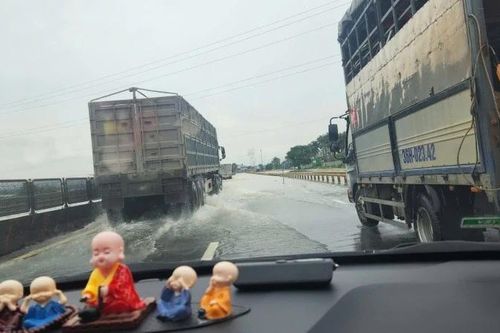 Nhiều điểm trên quốc lộ 1A đoạn qua Thanh Hóa ngập sâu
