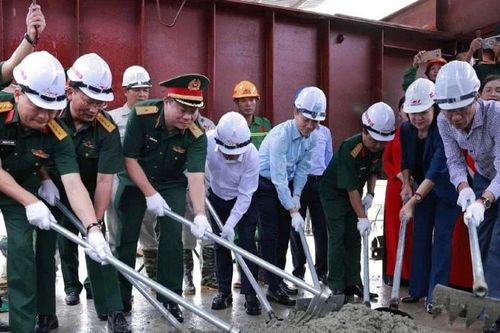 Hợp long cầu Phong Châu mới trên quốc lộ 32C