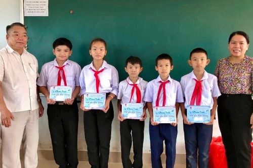 Trao quà tiếp sức học sinh đến trường tại Tây Ninh