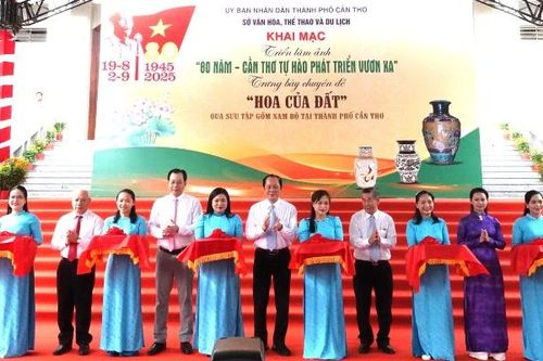 Khai mạc triển lãm ảnh '80 năm-Cần Thơ tự hào phát triển vươn xa'