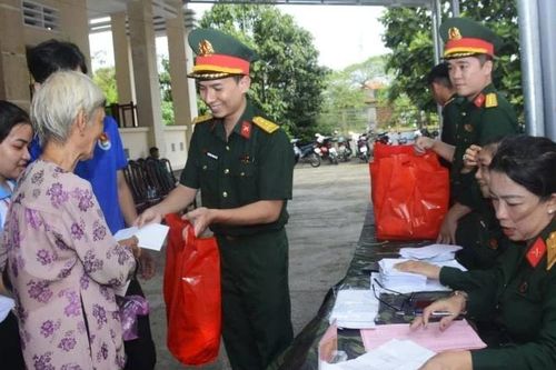 Khám bệnh, phát thuốc miễn phí cho hơn 300 người dân tại Vĩnh Long