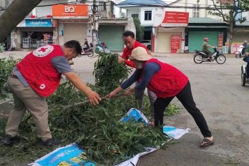 Cứu trợ khẩn cấp người dân ba tỉnh miền trung bị thiệt hại nặng nề do bão số 5