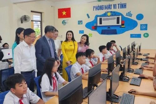 Học sinh Thái Nguyên được tặng phòng Tin học