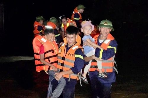 Thanh Hóa: Cứu người đàn ông rơi xuống nước lũ đang chảy xiết