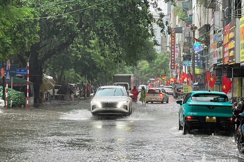 Mưa lớn, Hà Nội phố thành 'sông'