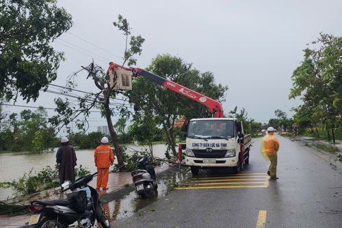Hà Tĩnh: Nỗ lực khôi phục hệ thống điện lực, viễn thông