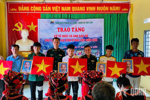 Đồn Biên phòng Ka Lăng trao cờ Tổ quốc, ảnh Bác Hồ tặng nhân dân