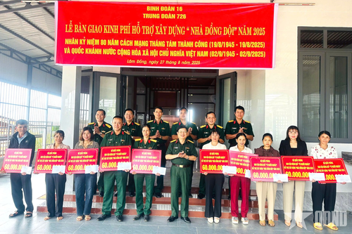Binh đoàn 16 trao kinh phí hỗ trợ xây dựng 10 căn 'Nhà đồng đội' tại Trung đoàn 726