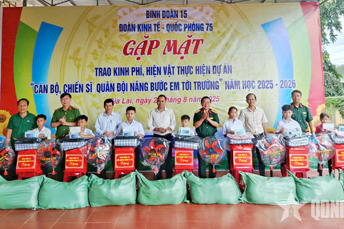 Đoàn Kinh tế - Quốc phòng 75: Trao kinh phí, hiện vật tặng 22 học sinh xã biên giới