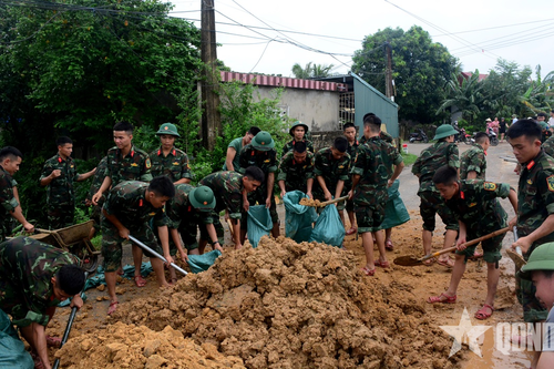 Thanh Hóa: Quân đội nỗ lực giúp dân chống 'giặc nước'