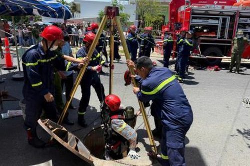 Cứu nạn hai người tử vong dưới hố cống sâu 8m