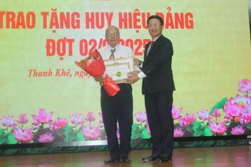 Đảng ủy phường Thanh Khê trao Huy hiệu Đảng đợt 2-9