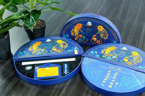 Giấy báo trúng tuyển được lấy cảm hứng từ hộp bánh Trung thu của Trường Khoa học Liên ngành và Nghệ thuật, ĐHQG Hà Nội