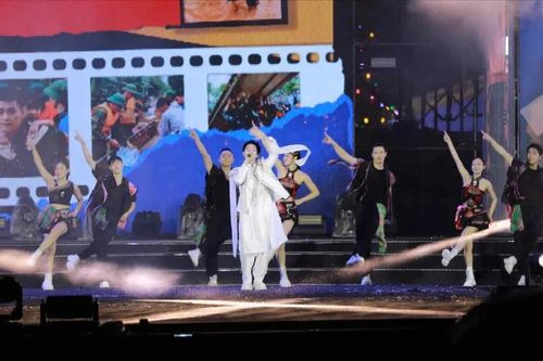 4,2 tỷ đồng ủng hộ đồng bào vùng bão lũ từ concert 'Việt Nam trong tôi'