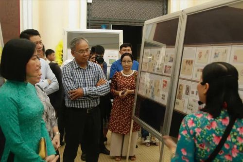 Bảo tàng Lịch sử TPHCM trưng bày tem thư '80 năm Việt Nam vươn mình ra biển lớn'