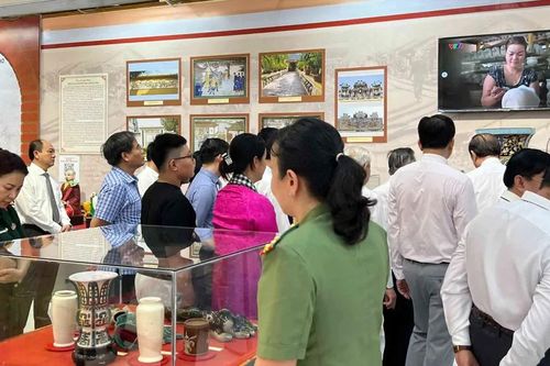 Khai mạc Triển lãm ảnh '80 năm – Cần Thơ tự hào phát triển vươn xa'