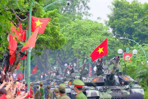 Đội hình xe pháo quân sự vào vị trí chuẩn bị sơ duyệt