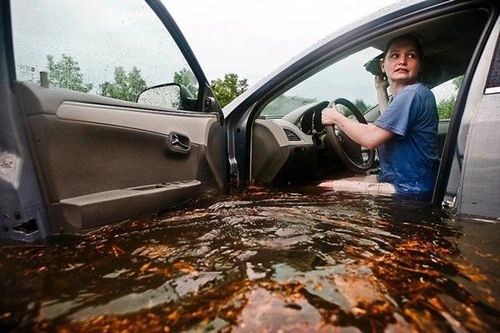 Nội thất ôtô bị ngập nước phải làm gì, xử lý ra sao?